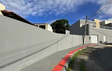 Imagem: A casa possui 4 Dormitórios, 3 Banheiros, 3 Vagas na garagem