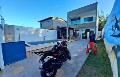 Imagem: A casa possui 3 Dormitórios, 3 Banheiros, 2 Vagas na garagem