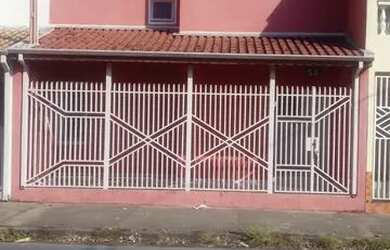 Imagem: A casa possui 4 Dormitórios, 1 Banheiro, 2 Vagas na garagem