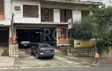 Imagem: A casa possui 5 Dormitórios, 4 Banheiros, 4 Vagas na garagem