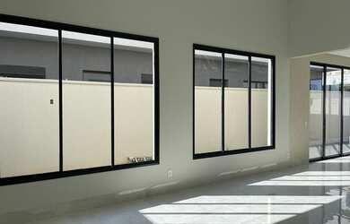 Imagem: A casa em condomínio possui 4 Dormitórios, 5 Banheiros, 223m²