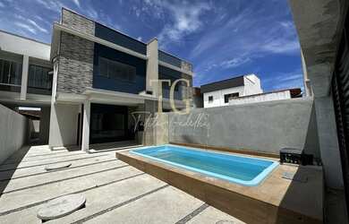 Imagem: A casa possui 3 Dormitórios, 2 Banheiros, 3 Vagas na garagem