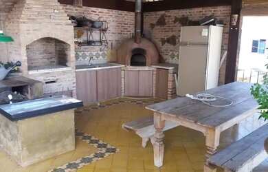 Imagem: A casa possui 4 Dormitórios, 2 Banheiros, 4 Vagas na garagem