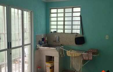 Imagem: A casa possui 3 Dormitórios, 2 Banheiros, 2 Vagas na garagem