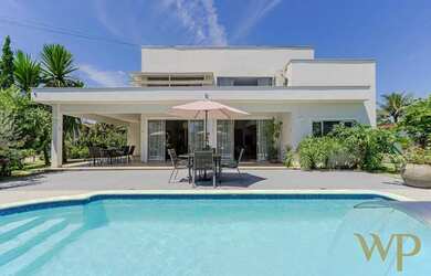 Imagem: A casa possui 4 Dormitórios, 4 Banheiros, 332m² de Área e