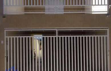 Imagem: A casa possui 3 Dormitórios, 4 Banheiros, 2 Vagas na garagem