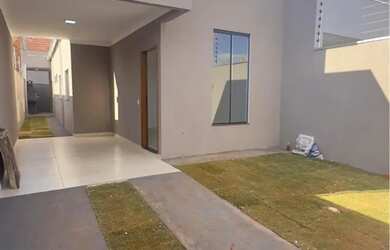 Imagem: A casa possui 3 Dormitórios, 2 Banheiros, 2 Vagas na garagem