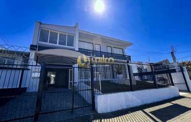 Imagem: A casa possui 4 Dormitórios, 5 Banheiros, 2 Vagas na garagem