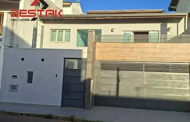 Imagem: A casa possui 3 Dormitórios, 2 Banheiros, 3 Vagas na garagem