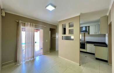 Imagem: A casa possui 2 Dormitórios, 2 Banheiros, 2 Vagas na garagem