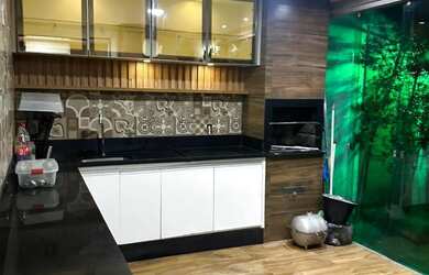 Imagem: A casa possui 4 Dormitórios, 3 Banheiros, 2 Vagas na garagem