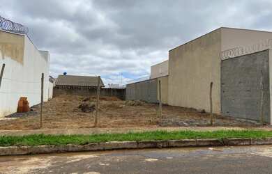 Imagem: O terreno possui 250m² de Área e está localizado em Laranjeiras