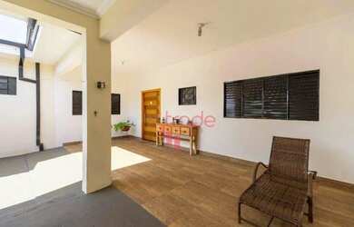 Imagem: A casa possui 3 Dormitórios, 3 Banheiros, 4 Vagas na garagem