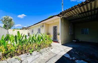 Imagem: A casa possui 4 Dormitórios, 3 Banheiros, 2 Vagas na garagem