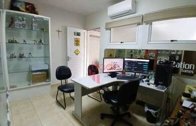 Imagem: O depósito possui 4 Vagas na garagem, 302m² de Área e está