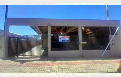 Imagem: A casa possui 3 Dormitórios, 2 Banheiros, 2 Vagas na garagem