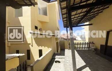 Imagem: A casa possui 4 Dormitórios, 5 Banheiros, 2 Vagas na garagem