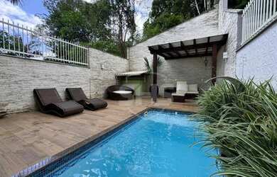 Imagem: A casa possui 3 Dormitórios, 3 Banheiros, 2 Vagas na garagem