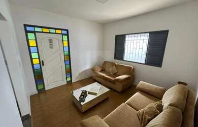 Imagem: A casa possui 3 Dormitórios, 1 Banheiro, 2 Vagas na garagem