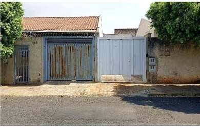 Imagem: A casa possui 2 Dormitórios, 2 Banheiros, 68m² de Área e