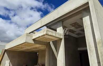 Imagem: A casa possui 3 Dormitórios, 1 Banheiro, 2 Vagas na garagem