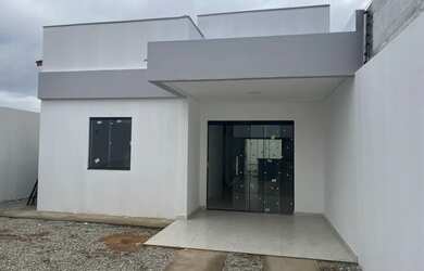 Imagem: A casa possui 3 Dormitórios, 3 Banheiros, 2 Vagas na garagem