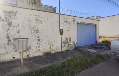 Imagem: A casa possui 2 Dormitórios, 2 Banheiros, 2 Vagas na garagem