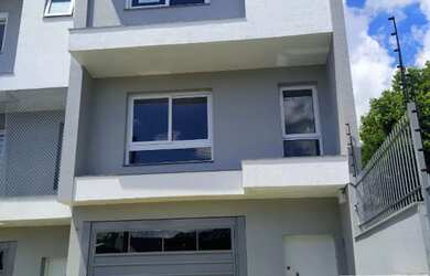 Imagem: A casa possui 3 Dormitórios, 3 Banheiros, 2 Vagas na garagem