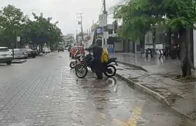 Imagem: A casa possui 4 Dormitórios, 5 Banheiros, 5 Vagas na garagem