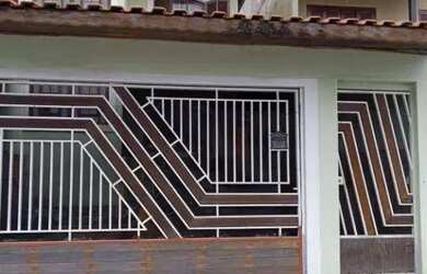 Imagem: A casa possui 3 Dormitórios, 1 Banheiro, 2 Vagas na garagem