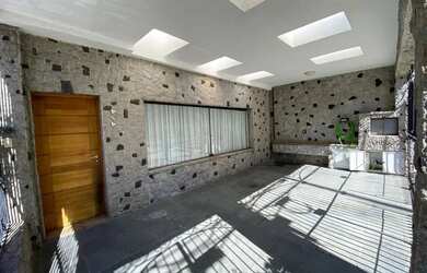 Imagem: A casa possui 3 Dormitórios, 3 Banheiros, 2 Vagas na garagem