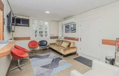 Imagem: A casa possui 3 Dormitórios, 2 Banheiros, 4 Vagas na garagem