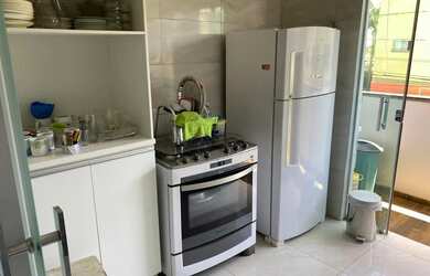 Imagem: O apartamento possui 2 Dormitórios, 1 Banheiro, 1 Vaga na garagem