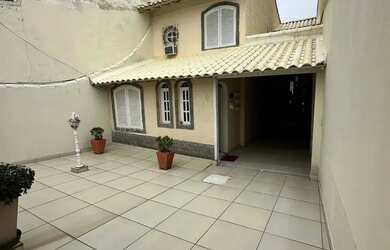 Imagem: A casa possui 3 Dormitórios, 3 Banheiros, 4 Vagas na garagem