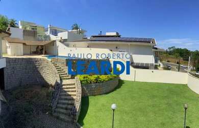 Imagem: A casa possui 4 Dormitórios, 5 Banheiros, 5 Vagas na garagem