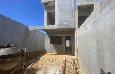 Imagem: A casa possui 2 Dormitórios, 1 Banheiro, 2 Vagas na garagem