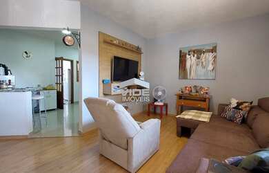 Imagem: A casa possui 3 Dormitórios, 2 Banheiros, 5 Vagas na garagem