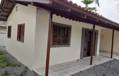 Imagem: A casa possui 2 Dormitórios, 1 Banheiro, 2 Vagas na garagem