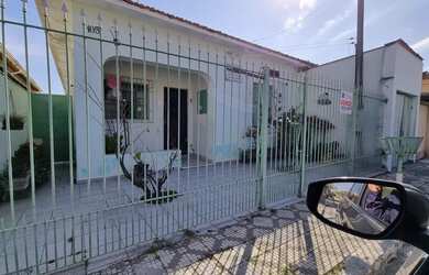 Imagem: A casa possui 4 Dormitórios, 2 Banheiros, 2 Vagas na garagem