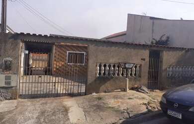 Imagem: A casa possui 3 Dormitórios, 1 Banheiro, 250m² de Área e