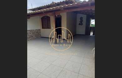 Imagem: A casa possui 3 Dormitórios, 2 Banheiros, 3 Vagas na garagem