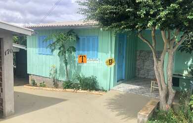 Imagem: A casa possui 4 Dormitórios, 2 Banheiros, 1 Vaga na garagem