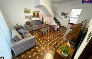 Imagem: A casa possui 3 Dormitórios, 2 Banheiros, 2 Vagas na garagem