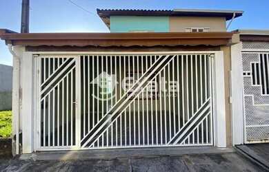 Imagem: A casa possui 3 Dormitórios, 1 Banheiro, 2 Vagas na garagem