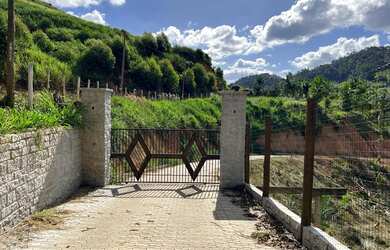 Imagem: A chácara possui 2.700m² de Área e está localizado em Santa