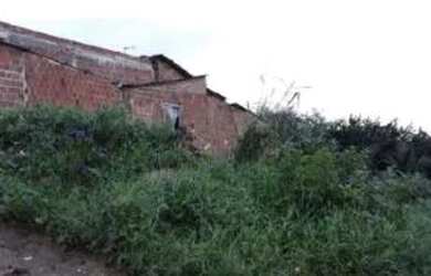 Imagem: A casa possui 1 Dormitório, 1 Banheiro, 1 Vaga na garagem e