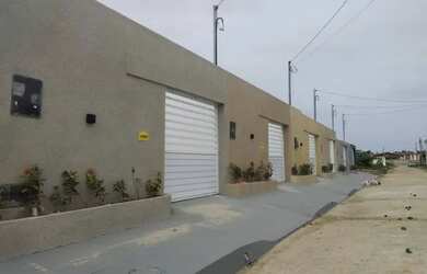 Imagem: A casa possui 3 Dormitórios, 1 Banheiro, 2 Vagas na garagem