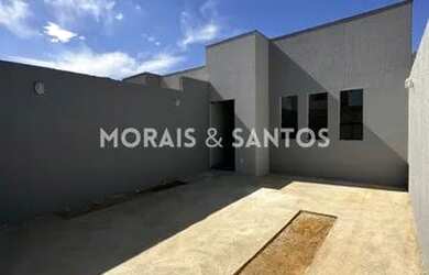 Imagem: A casa possui 2 Dormitórios, 2 Banheiros, 2 Vagas na garagem