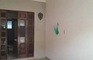 Imagem: A casa possui 2 Dormitórios, 3 Banheiros, 1 Vaga na garagem