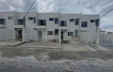 Imagem: A casa possui 3 Dormitórios, 1 Banheiro, 2 Vagas na garagem